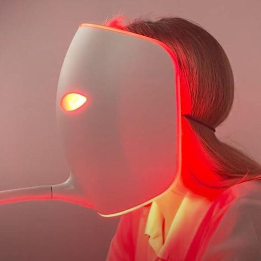 personne qui se fait une séance de photobiomodulation masque led